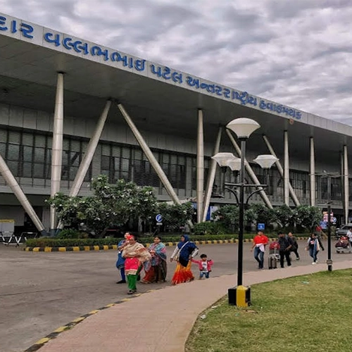 Begin Your Manali Tour By Arriving Chandigarh Airport Visitors from Cochin being welcomed at Chandigarh Airport for their Shimla Manali tours